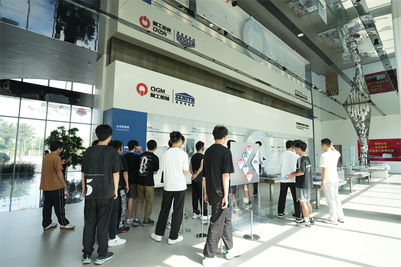 ຈໍາກັດວິທະຍາໄລພາສາວິທະຍາໄລໄດ້ໄປຢ້ຽມຢາມບໍລິສັດ Quangong Quangong Fujian.