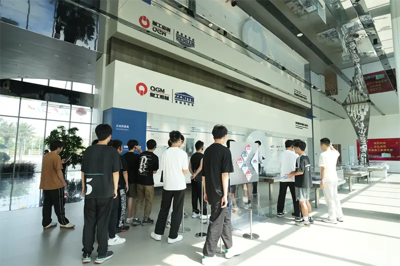 ຈໍາກັດວິທະຍາໄລພາສາວິທະຍາໄລໄດ້ໄປຢ້ຽມຢາມບໍລິສັດ Quangong Quangong Fujian.