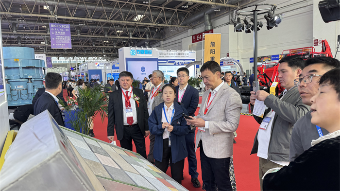 ການຮວບຮວມລະດູໃບໄມ້ຫຼົ່ນເພື່ອສົນທະນາການຜະລິດທີ່ສະຫຼາດ, ຄວາມເຂັ້ມແຂງຂອງ Quangong ສ້າງຄວາມສະຫຼາດໃຈ