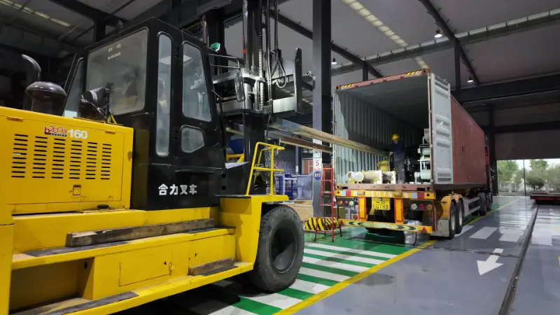 ເຮືອ Massive ມີຄວາມໄວ້ວາງໃຈ, ແລະອຸປະກອນທີ່ຜະລິດສະຫຼາດກໍາລັງເດີນທາງໄປບ່ອນປາຍທາງທົ່ວໂລກ.